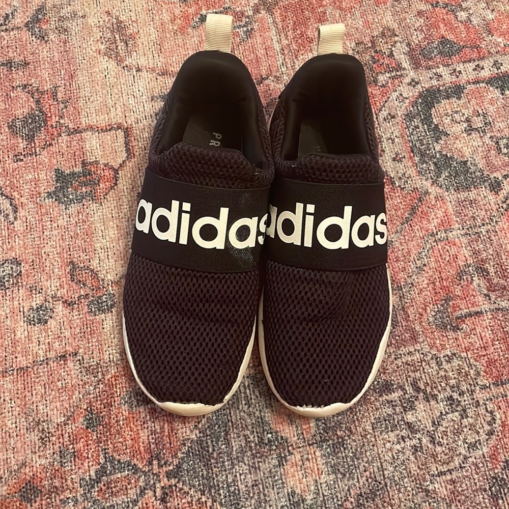 Adidas size 3 tennis shoes, good condition.